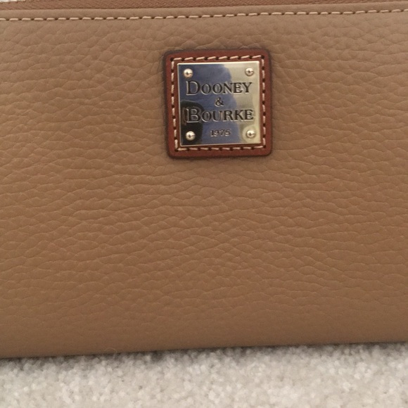 Dooney & Bourke wristlet - Picture 2 of 4